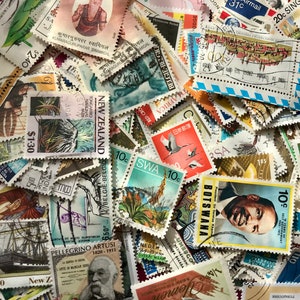 Könnte beinhalten: Eine Sammlung von Vintage-Briefmarken aus aller Welt. Die Briefmarken zeigen eine Vielzahl von Designs, darunter Vögel, Blumen und Landschaften. Einige der Briefmarken sind in Englisch, andere in anderen Sprachen.