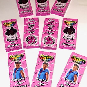 K&ouml;nnte beinhalten: Ein Set aus neun pinkfarbenen und wei&szlig;en Pappkartons mit Crayola-Stiften darin. Jede Schachtel zeigt ein anderes Bild einer Barbie-Puppe auf der Vorderseite. Die Schachteln sind mit dem Text "Come on Barbie Let's Go Party!" und "Odelia's 5th Birthday!" verziert.