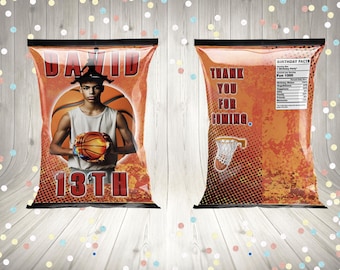 Peut inclure: Un sac de chips personnalisé sur le thème du basketball. Le sac présente une photo d'un jeune homme tenant un ballon de basket, le texte "DAVID 13TH" et un graphique de panier de basket. Le dos du sac porte le texte "THANK YOU FOR COMING" et une étiquette de faits sur le basketball.