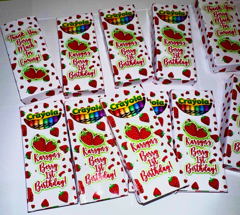 K&ouml;nnte beinhalten: Ein Set mit 10 Party-Geschenkboxen, die mit einem Erdbeermuster verziert sind. Jede Box enth&auml;lt eine Schachtel Crayola-Farbstifte und ein personalisiertes Etikett mit der Aufschrift "Karsyn's Berry 1st Birthday!"