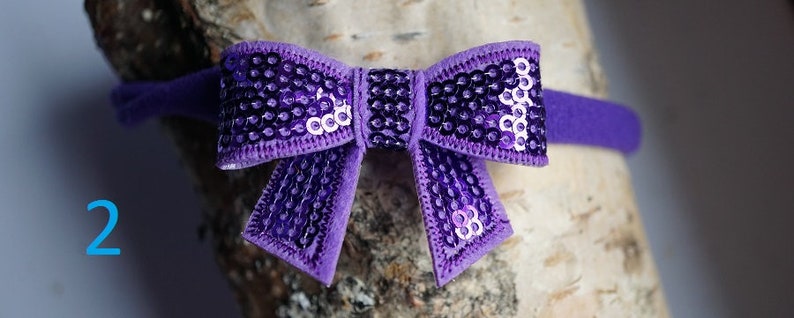 Pretty elastic hairband with glittering sequin bow.