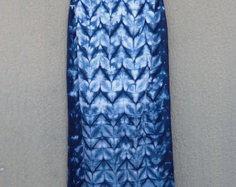 Vestido sin mangas Shibori teñido a mano en índigo natural de la marca Dazie, talla 6