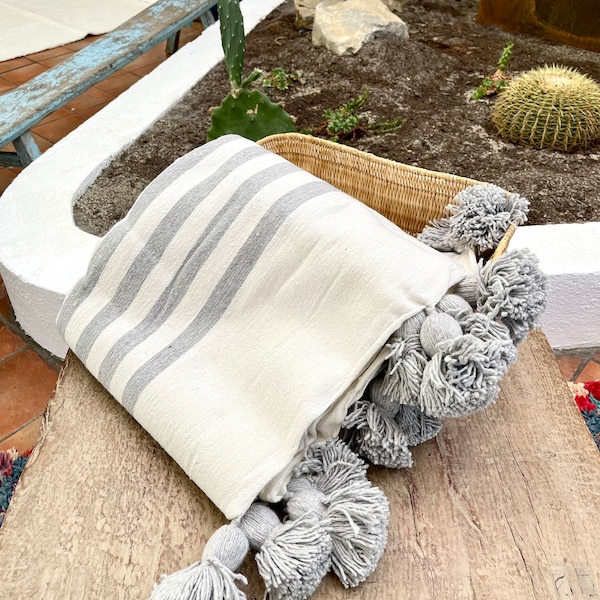 Plaids marocains gris blanc en coton avec pompons en laine fait main qualité supérieure poids 3400gr. 300/200cm