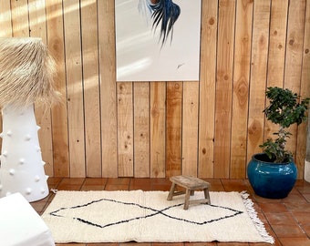 Marokkanischer Teppich Beni Ouarain aus schwarz-weißer Wolle handgeknüpft 150cm 93cm