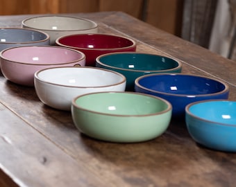 Colorful and festive pottery. Ceramics created and shaped in a local artisanal and family workshop. Bowls 1 person D20 h6,5 cm