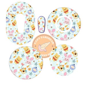 Peut inclure: Un ensemble de patchs adhésifs pour dispositifs médicaux avec un fond bleu clair et un motif répétitif de personnages de Winnie l'Ourson, de fleurs et de carottes. Inclut un autocollant circulaire avec le texte Lazy Pancreas Keep Going.