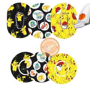 Może przedstawiać: Sześć okrągłych, czarno-białych naklejek z żółtym Pikachu i innymi postaciami Pokemonów. Naklejki są przeznaczone do urządzenia medycznego.