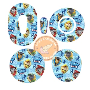 Może przedstawiać: Zestaw pięciu osłon na urządzenia medyczne w stylu Psiego Patrolu. Osłony są niebieskie w białe paski i przedstawiają różne postacie z Psiego Patrolu, w tym Chase'a, Marshalla i Skye. Osłony są zaprojektowane tak, aby pasowały do standardowej pompy insulinowej lub ciągłego monitora glukozy.