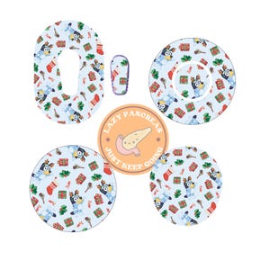 Puede incluir: Un conjunto de cinco parches adhesivos de varias formas con un fondo azul claro y un patrón repetitivo de personajes Bluey, regalos de Navidad, calcetines y acebo. Una pegatina naranja circular en el centro dice LAZY PANCREAS JUST KEEP GOING con una ilustración de un páncreas.