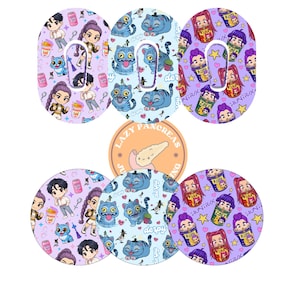 Puede incluir: Seis parches adhesivos para dispositivos médicos con tres patrones distintos: personajes de anime con refrescos y ramen, gatos azules con la palabra derpy, y fondos morados con tazas de ramen etiquetadas como Zoey, Rumi y Killa. Un logotipo circular central dice Lazy Pancreas.