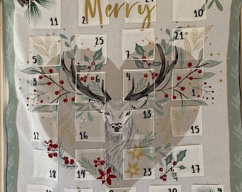 Könnte beinhalten: Weihnachts-Adventskalender aus Stoff mit Hirsch-Illustration und 24 nummerierten Taschen. Die Worte "Merry Christmas" sind in goldener Schrift. Der Hintergrund ist hellgrau mit grünen Verzierungen und botanischen Akzenten.