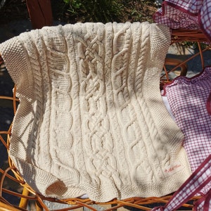 Couverture irlandaise  tricotée main, en coton bio non traité, non teinté, “Merlin”. Pièce unique.