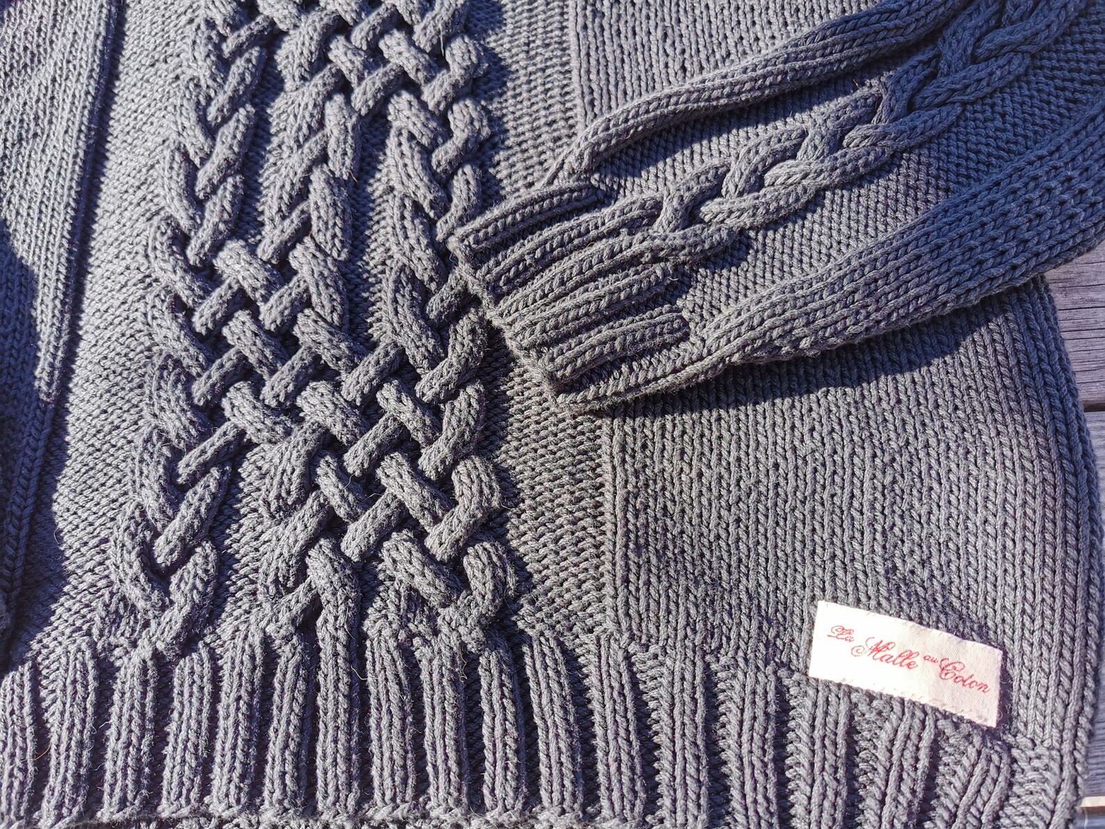Pull En Lin Noir A Decor De Lignes Perforees main image 1