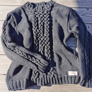 Irischer Pullover in Ebenholzschwarz, handgestrickt aus Bio-Baumwolle