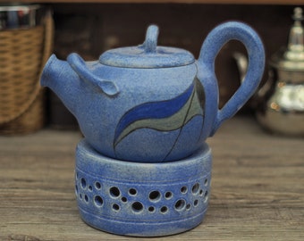 Handgefertigte dänische Teekanne mit Stövchen für Teelichte zum Warmhalten, beides in maritimen blautönen gehalten. Kleiner Chip am Hals