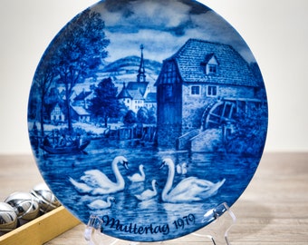 Mother's Day collection plate: 1979 swans a.d. Village pond - Berlin Design - blue porcelain - Made in West Germany - 19.5 cm - 8B3 - TOP condition