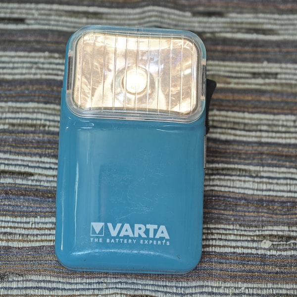 Upcycling, aber Originalzustand : Vintage VARTA Taschenlampe in babyblau, ca. 1960er Jahre (Umrüstung für Akkus)