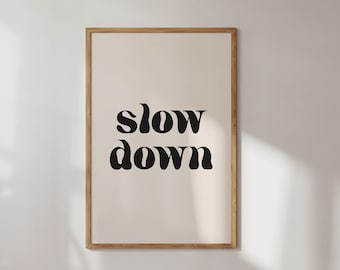 Sakta ner svart och beige typografiaffisch med slogan, rolig grafik, direktnedladdning