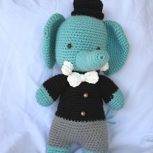 Ręcznie szydełkowana pluszowa zabawka słoń w smokingu, elegancka maskotka amigurumi do wystroju pokoju dziecięcego