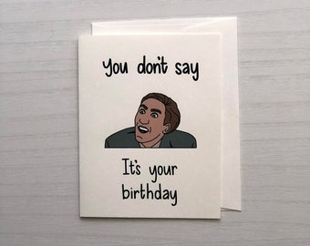 Könnte beinhalten: Eine weiße Geburtstagskarte mit dem Text "You don't say" über einem Cartoon-Bild eines Mannes. Unter dem Bild steht auf der Karte "It's your birthday". Die Karte wird von einem weißen Umschlag begleitet.
