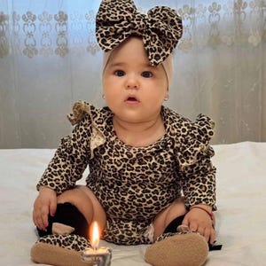 Baby Mädchen Leopard Outfit mit Bodysuit, Schleife, Moccs & Kniestrümpfe | Neugeborene bis Kleinkind-Geburtstags-Party-Kleidung | Photo Prop Baby Geschenk