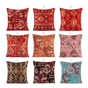 Peut inclure: Neuf coussins décoratifs avec différents motifs et designs colorés. Les coussins sont tous carrés et ont un fond rouge, bleu, rose ou orange. Les motifs sont géométriques, floraux et abstraits.