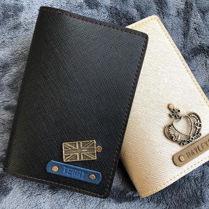 Monogram leather passport holder tan grain – Totême