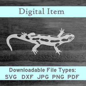 Könnte beinhalten: Eine weiße Silhouette eines Salamanders mit schwarzen Flecken auf einem dunklen Holz Hintergrund. Der Text "Digital Item" befindet sich oben im Bild und "Downloadable File Types: SVG DXF JPG PNG PDF" unten.