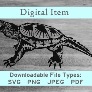 Pode incluir: Ilustração digital em preto e branco de uma tartaruga mordedora com a boca aberta. A imagem está sobre um fundo de grão de madeira. Tipos de arquivos para download: SVG, PNG, JPEG, PDF.