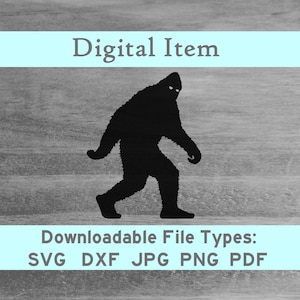 Op de afbeelding: Zwarte silhouet van een Bigfoot of Sasquatch die naar rechts loopt. De afbeelding is op een houtnerf achtergrond met de tekst "Digital Item" bovenaan en "Downloadable File Types: SVG DXF JPG PNG PDF" onderaan.