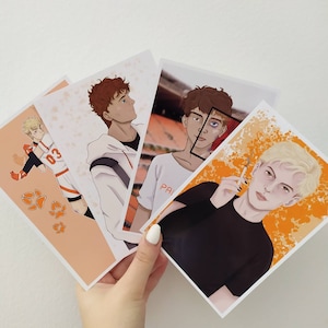 Pode incluir: Quatro impressões ilustradas diferentes com personagens com várias expressões e poses. As impressões são em papel branco com acentos laranja e branco. As impressões apresentam um jogador de futebol, uma pessoa com um cigarro e outros dois personagens.