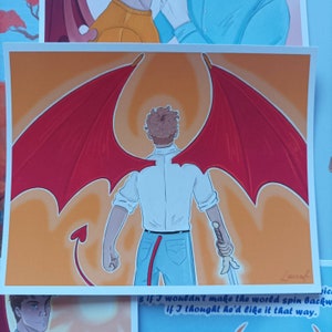 Puede incluir: Una ilustraci&oacute;n digital de una persona con alas de demonio rojas y una espada, de pie de espaldas al espectador sobre un fondo amarillo y naranja. El texto "s if I wouldn't make the world spin backw if I thought he'd like it that way." est&aacute; en la parte inferior de la imagen.