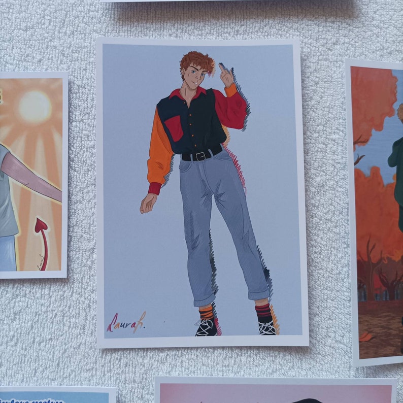 Puede incluir: Una ilustraci&oacute;n de dibujos animados de una persona que lleva una camisa roja, negra y naranja con pantalones vaqueros azules y zapatos negros. La persona est&aacute; de pie con la mano derecha levantada a la cabeza. El fondo es de color azul claro. La imagen est&aacute; firmada "Laura" en la esquina inferior izquierda.