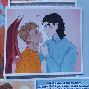 Puede incluir: Una ilustraci&oacute;n digital de dos hombres que se miran. El hombre de la izquierda tiene el pelo rubio rizado y lleva una camisa amarilla. Tiene alas rojas detr&aacute;s de &eacute;l. El hombre de la derecha tiene el pelo negro y lleva una camisa azul. Hay un peque&ntilde;o coraz&oacute;n rosa en la esquina superior derecha de la imagen.