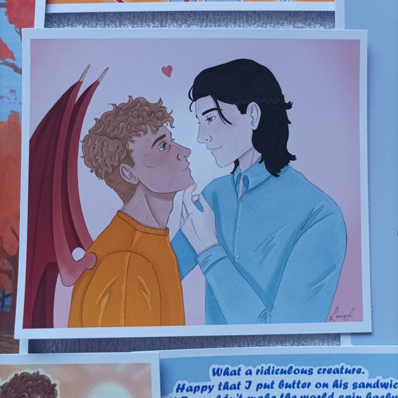 Puede incluir: Una ilustraci&oacute;n digital de dos hombres que se miran. El hombre de la izquierda tiene el pelo rubio rizado y lleva una camisa amarilla. Tiene alas rojas detr&aacute;s de &eacute;l. El hombre de la derecha tiene el pelo negro y lleva una camisa azul. Hay un peque&ntilde;o coraz&oacute;n rosa en la esquina superior derecha de la imagen.