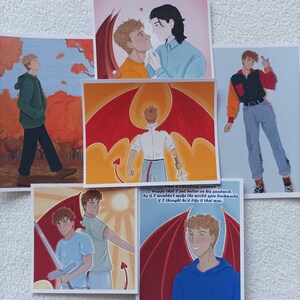 Puede incluir: Un conjunto de 10 tarjetas ilustradas con una variedad de personajes y escenas. Las tarjetas est&aacute;n impresas en cartulina blanca y tienen un acabado mate. Las ilustraciones son coloridas y caprichosas, y las tarjetas son perfectas para agregar un toque de personalidad a cualquier espacio.