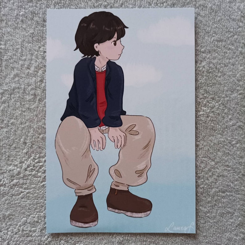 Pode incluir: Ilustra&ccedil;&atilde;o de uma pessoa com camisa vermelha e jaqueta azul marinho, sentada com as pernas dobradas. A pessoa tem cabelo castanho e usa cal&ccedil;as bege e botas marrons. O fundo &eacute; azul claro com algumas nuvens brancas. Assinatura do artista no canto inferior direito.