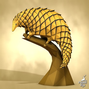 Peut inclure: Une sculpture en papier dorée d'un pangolin perché sur une branche. Le pangolin est composé de nombreux petits triangles, ce qui lui donne un aspect géométrique. La sculpture est un modèle 3D de Paper Age.