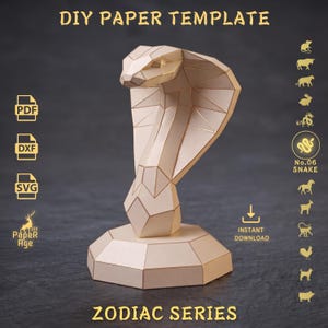 Può includere: Una scultura di carta low-poly di un cobra della serie Zodiac. Il modello di colore chiaro presenta sfaccettature geometriche e poggia su una base esagonale. Il testo include DIY PAPER TEMPLATE, ZODIAC SERIES, No.06 SNAKE e INSTANT DOWNLOAD.
