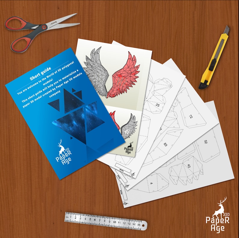 Puede incluir: Un conjunto de instrucciones de papercraft para construir un modelo 3D de un par de alas. Las instrucciones est&aacute;n impresas en papel blanco e incluyen una breve gu&iacute;a con el texto "Short guide" y "You are welcome to the World of 30 polygonal models! This short guide will help you to materialize a paper 3D model created by Paper Age 3D models company".