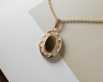 Scallop Floral Oval Photo Locket, Personalized Gifts