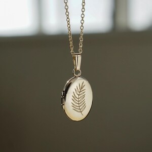 Collier médaillon ovale gravé d'une fougère, plaqué or 14 carats, cadeau photo personnalisé