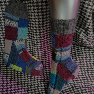 Handstickade lapptäckesstrumpor i blått, rött och gult, storlekar 41 till 43