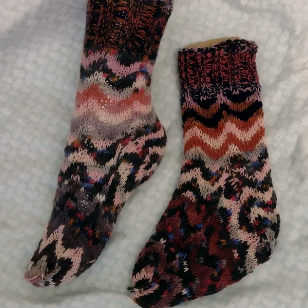 hand-knitted wool socks with zigzag pattern red tones/anthracite size 37 to 39