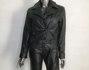 Motorcycle leather zipper jacket fasten on belt with two zipper pockets with removable lining on the lock black color women size small.