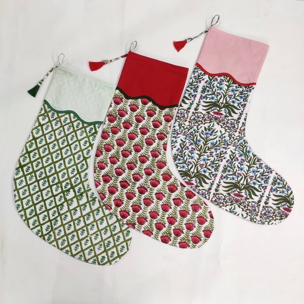 Kerstsok met geschulpte biezen, decoratieve kerst, kous met geometrische print, bruine kous, kerstsok, rustieke kous