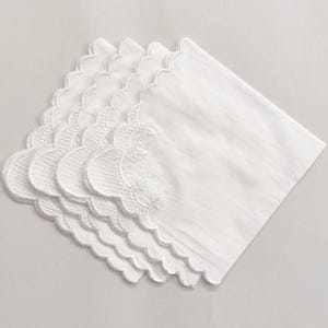 White linen cloth scallop napkins set Wedding napkins for table decor 18&#39;&#39;x18&#39;&#39; size set of 4 embroidered napkins