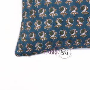 Dekorativer Baumwoll-Kissenbezug mit Pfauenblau-Muster - Handgedruckter Kissenbezug mit Klappe & Paspel Bild 3