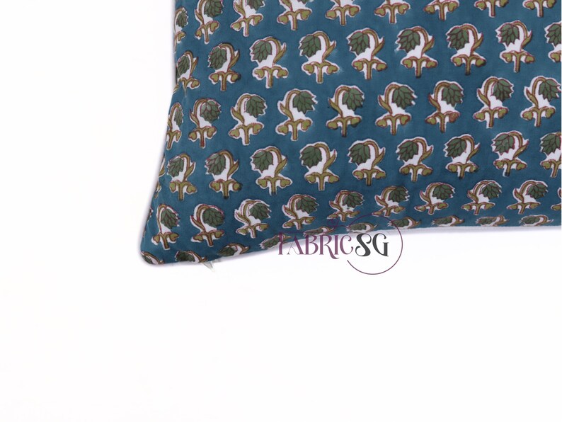 Dekorativer Baumwoll-Kissenbezug mit Pfauenblau-Muster - Handgedruckter Kissenbezug mit Klappe & Paspel Bild 3