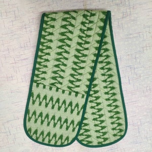 Handmade Double Oven Gloves, Heavy woven material and heat resistance lining green zigzag